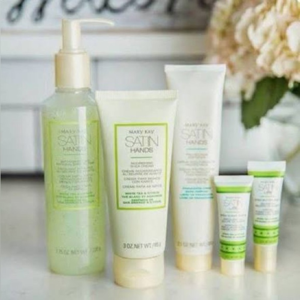 Mary Kay Satin Hands and Lips Set in Green and White